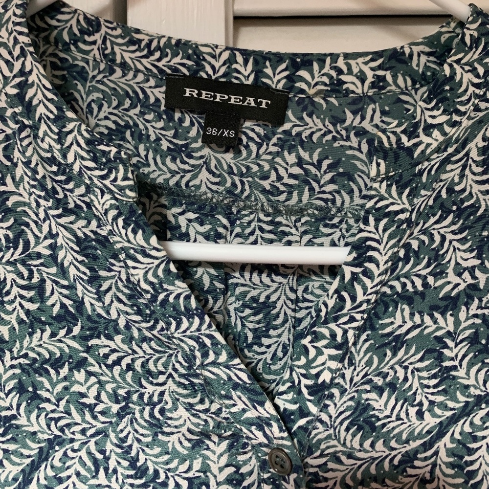 100% Silk Leaf Print Flowy Pullover V-Neck Long Sleeve Blouse Medium